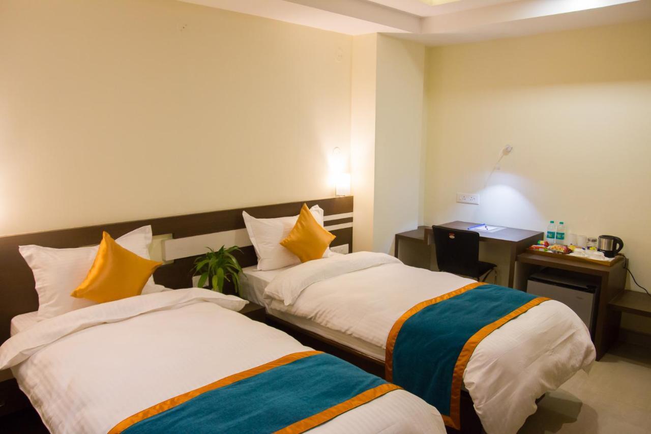 Hotel Park Riviera Guwahati Buitenkant foto