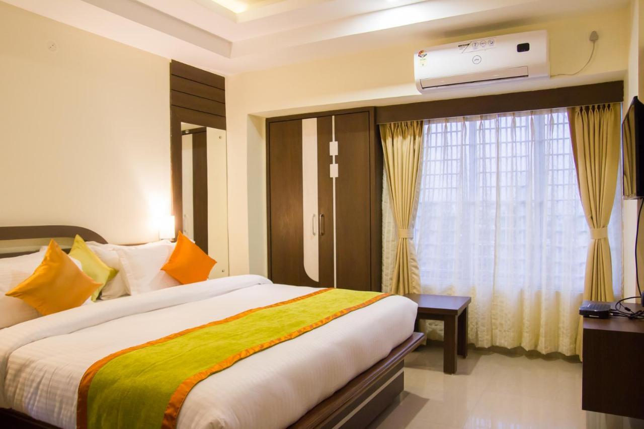 Hotel Park Riviera Guwahati Buitenkant foto