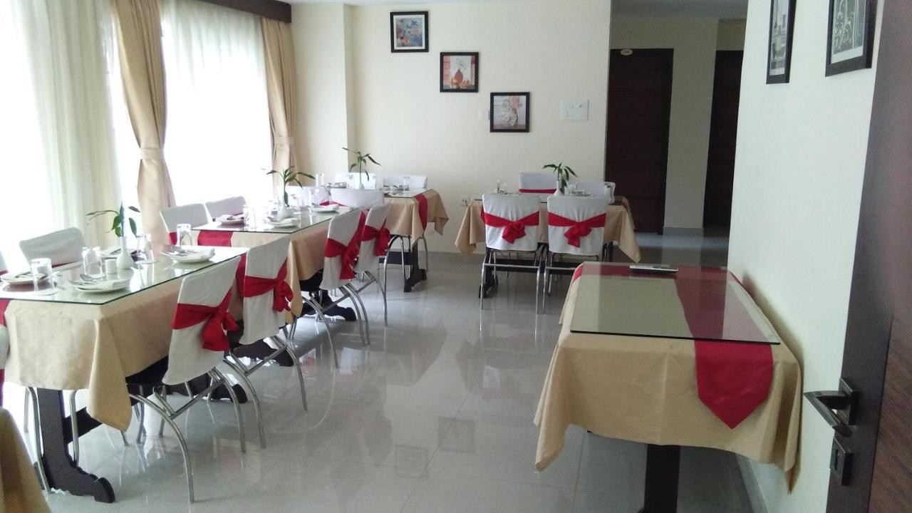 Hotel Park Riviera Guwahati Buitenkant foto