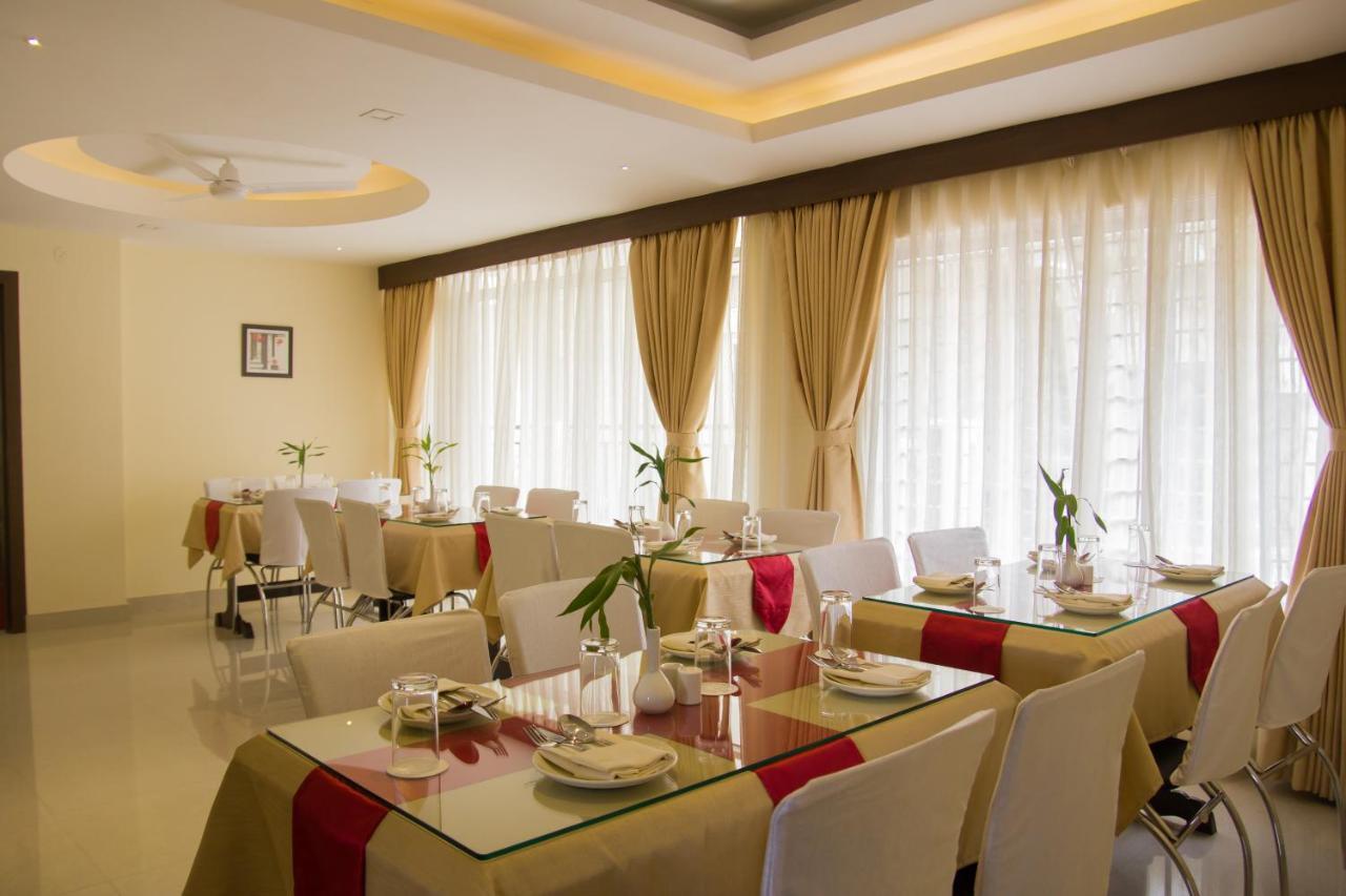 Hotel Park Riviera Guwahati Buitenkant foto