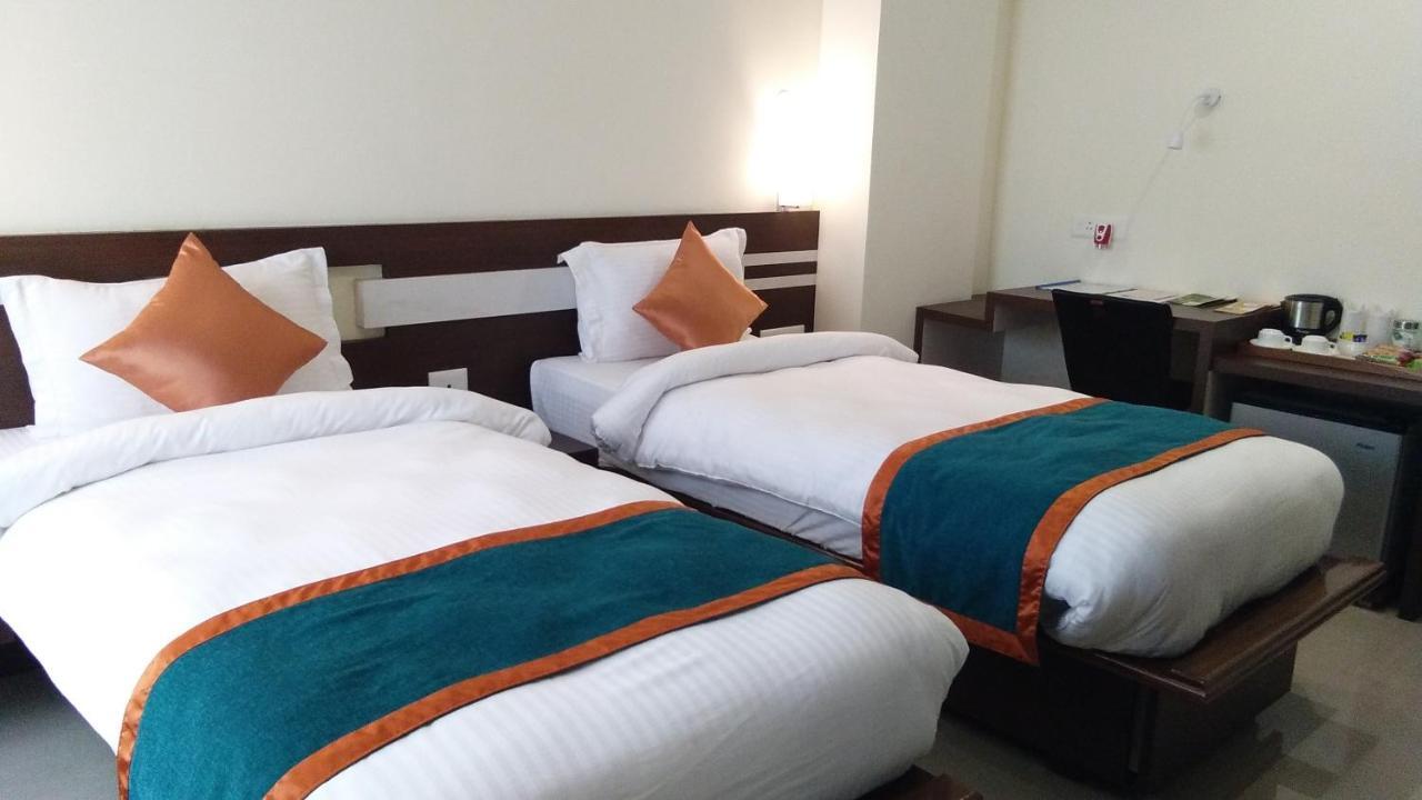 Hotel Park Riviera Guwahati Buitenkant foto