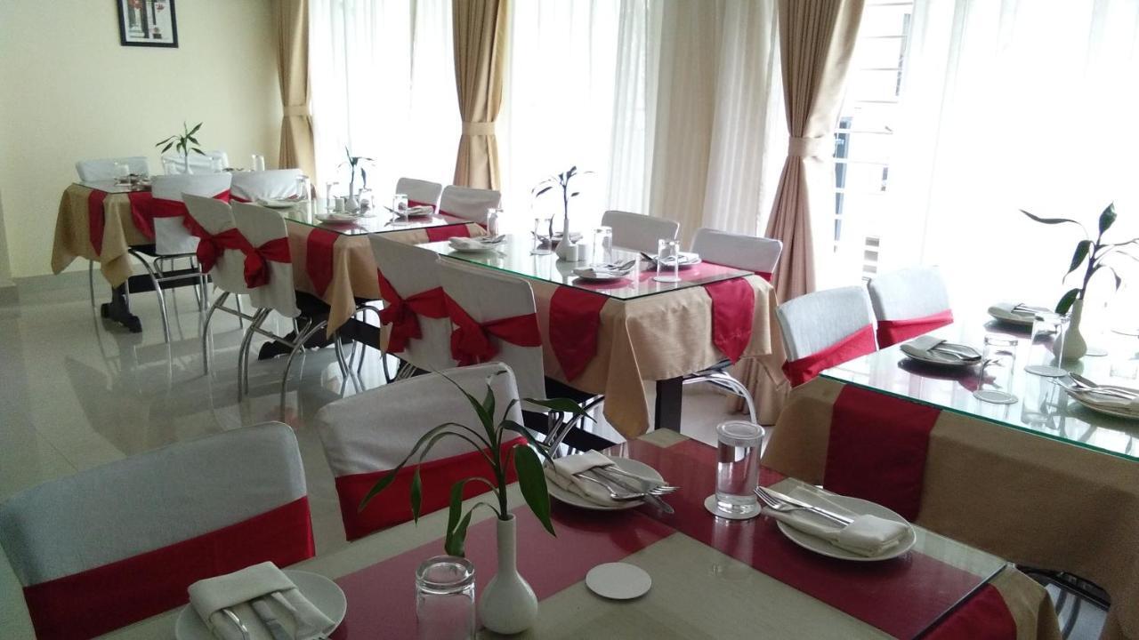 Hotel Park Riviera Guwahati Buitenkant foto