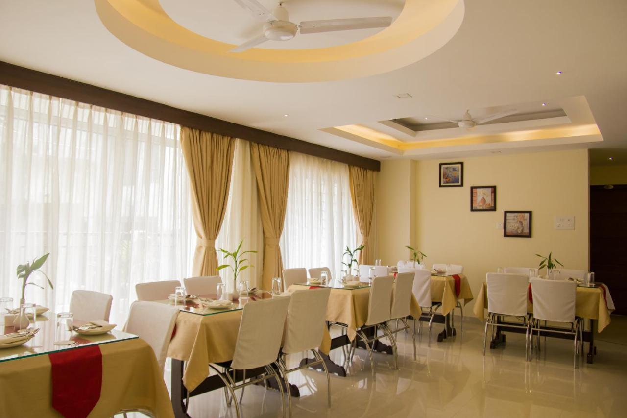 Hotel Park Riviera Guwahati Buitenkant foto