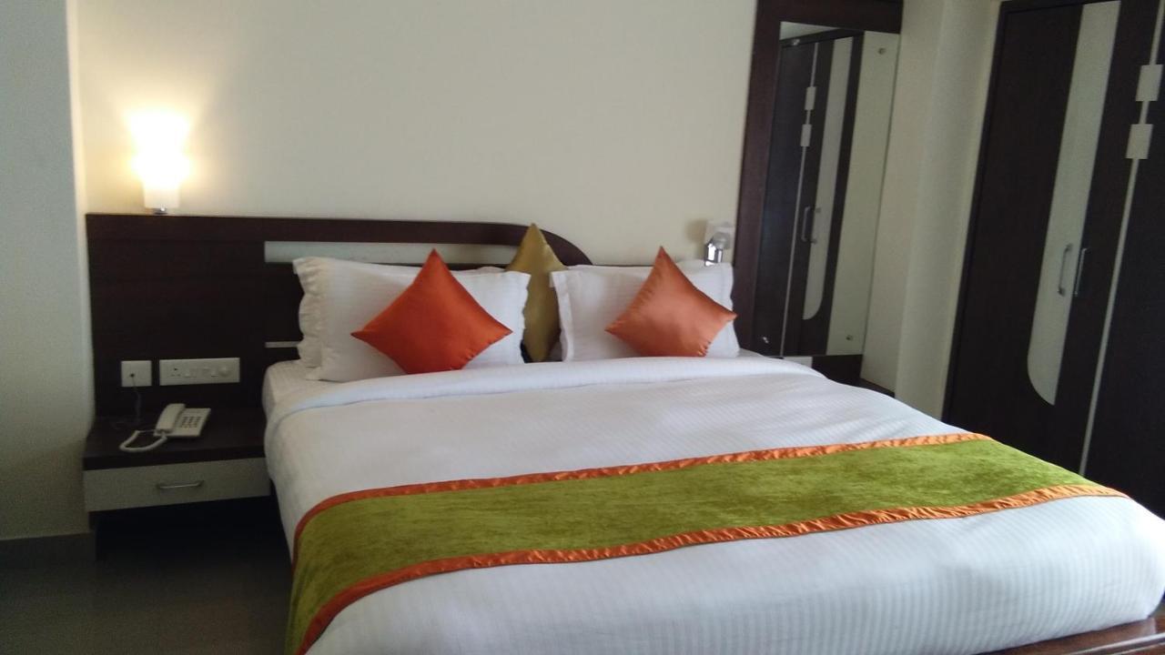 Hotel Park Riviera Guwahati Buitenkant foto