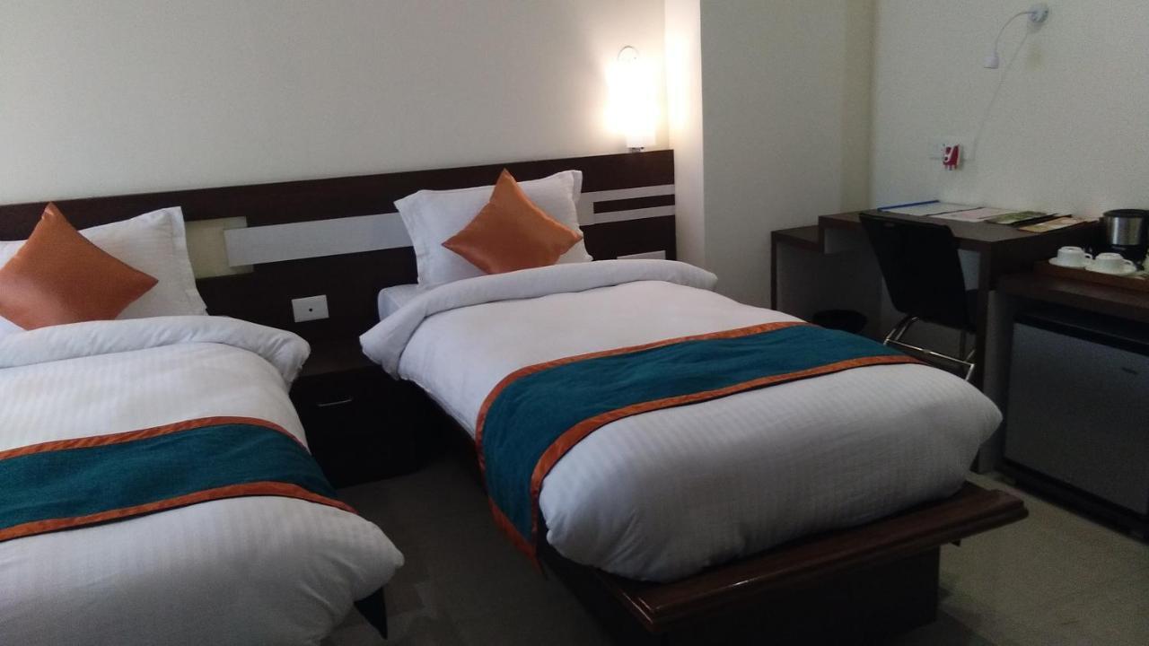 Hotel Park Riviera Guwahati Buitenkant foto