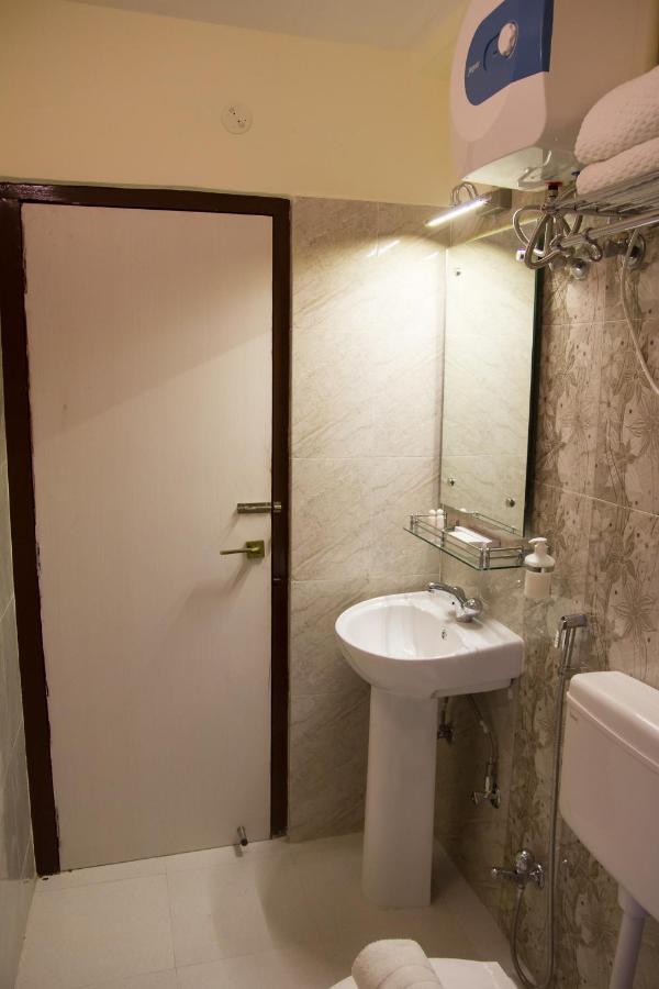 Hotel Park Riviera Guwahati Buitenkant foto