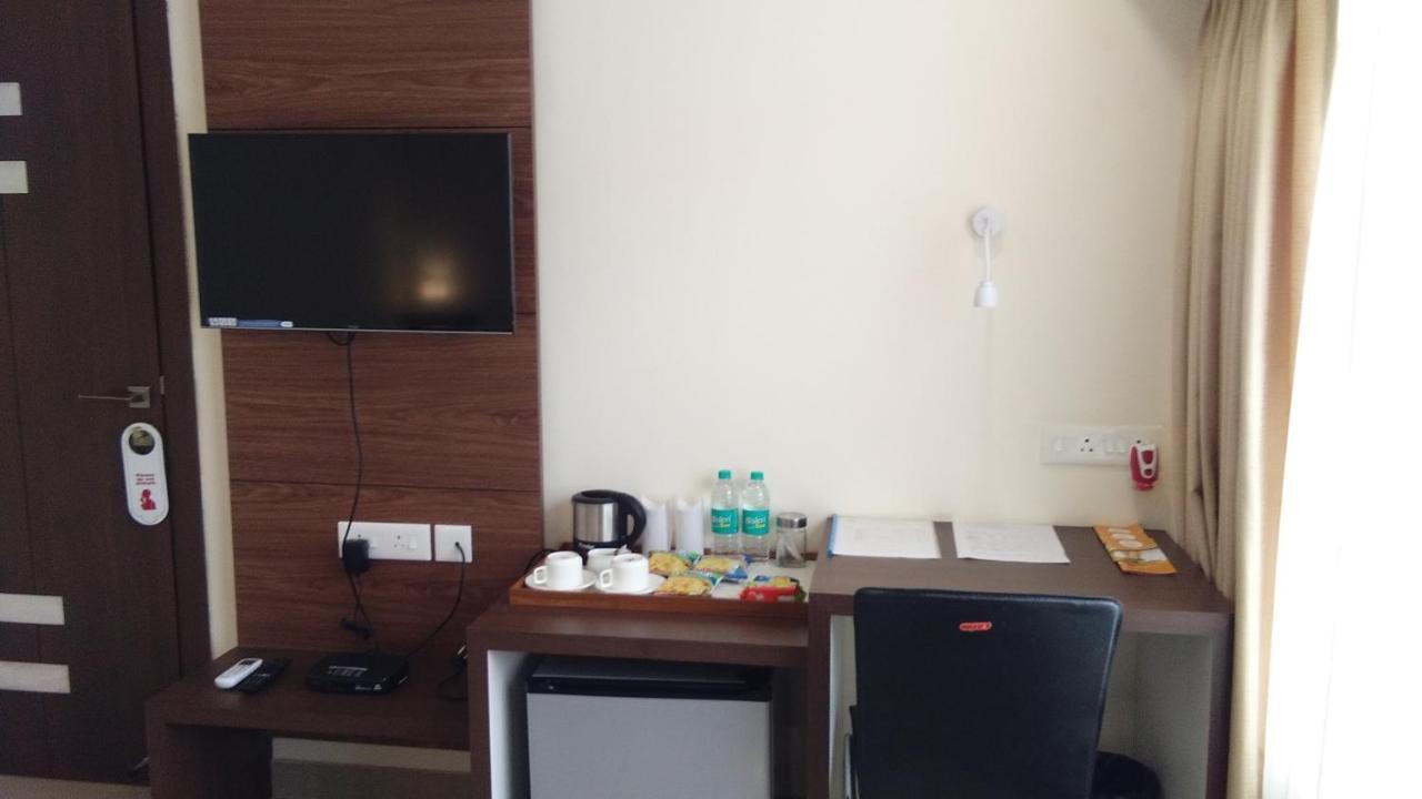 Hotel Park Riviera Guwahati Buitenkant foto