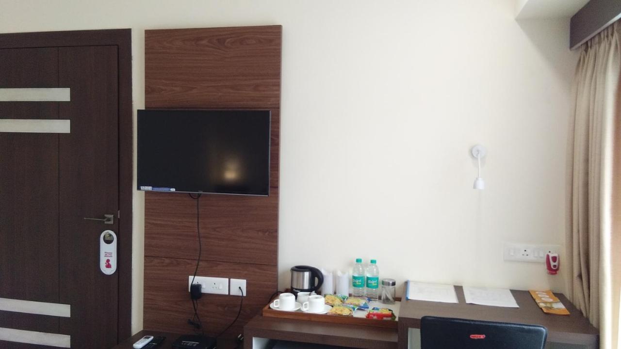 Hotel Park Riviera Guwahati Buitenkant foto