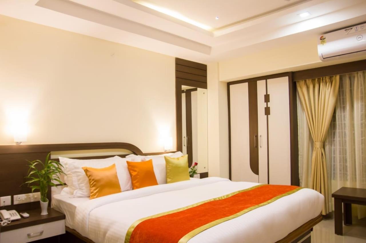 Hotel Park Riviera Guwahati Buitenkant foto