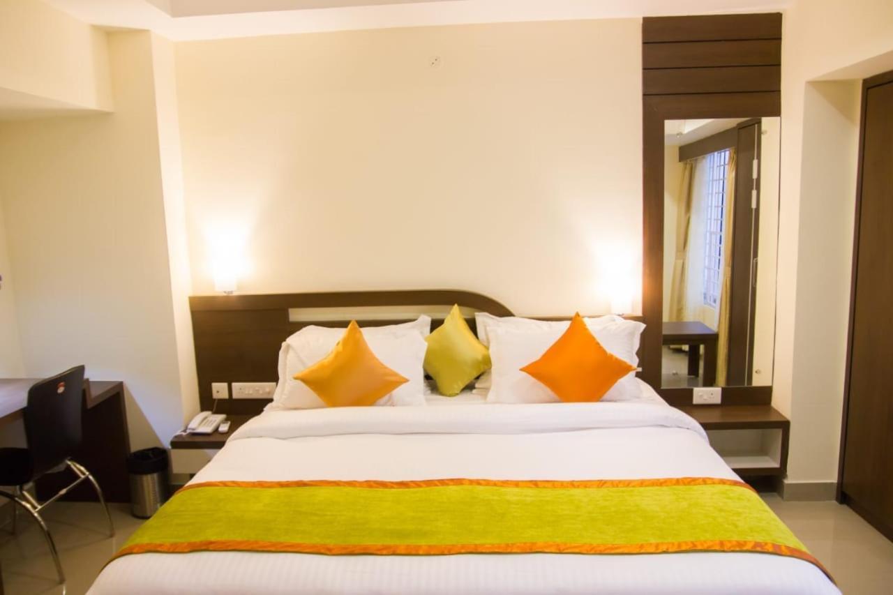 Hotel Park Riviera Guwahati Buitenkant foto