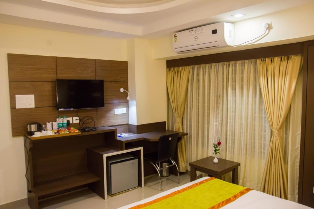 Hotel Park Riviera Guwahati Buitenkant foto